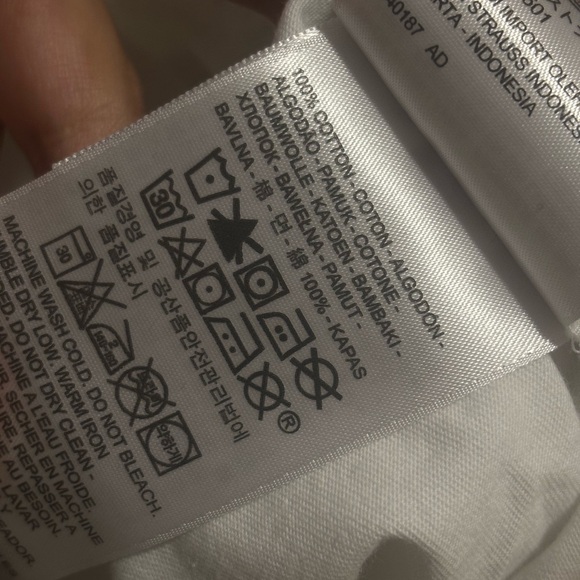 Levi’s Perfect Tee Shirt Glitter Logo (Size M) - Picture 6 of 6